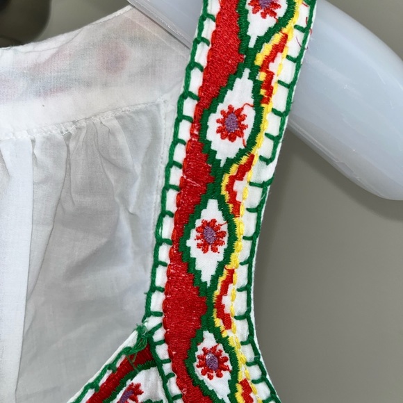 White embroidered tunic top. Two pockets in front. Never worn. Size L. - Picture 6 of 7